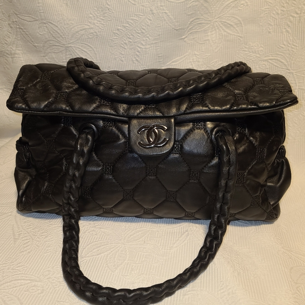Chanel leather shoulder bag